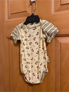 Itsy Bitsy boutique Cream Panda Print Short Sleeve Baby Bodysuit